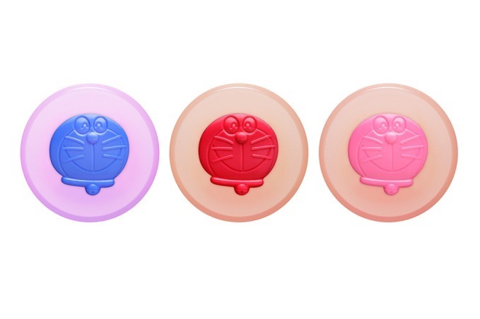 ポール & ジョー ボーテから“ドラえもんが顔を出す”ツヤリップ＆“どら焼き”香り付きリップバーム