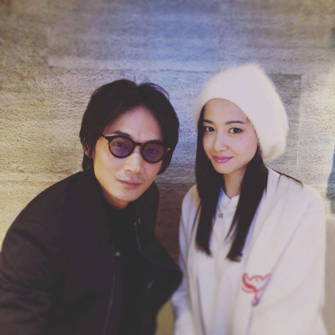 綾野剛、沢尻エリカと至近距離で見つめ合い…プライベート2ショットに反響殺到「お似合いすぎる」