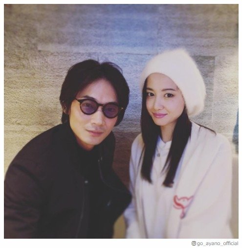 綾野剛、沢尻エリカと至近距離で見つめ合い…プライベート2ショットに反響殺到「お似合いすぎる」 - モデルプレス