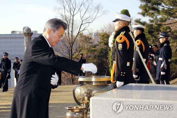 文在寅大統領、伊藤博文を暗殺した安重根や日本軍首脳部に爆弾を投げつけた尹奉吉の墓に参拝　文大統領「親日を清算する」と誓う～ネットの反応「あー、こういうのやると、暴力で主張を通そうとする輩が増えるんだよねー」 | アノニマスポスト