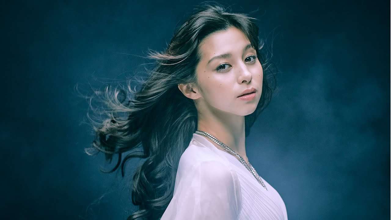 中条あやみ出演 アヴリル・ラヴィーン 『ヘッド・アバーヴ・ウォーター』スペシャル・プロモーション映像 - YouTube
