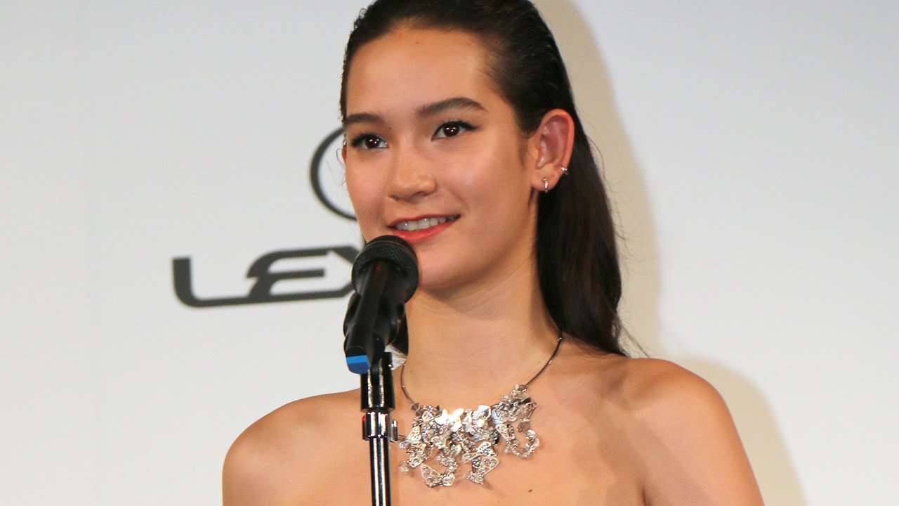 パリコレモデル松岡モナ「一緒に頑張った方にありがとう」 「VOGUE JAPAN Women of the Year 2014」授賞式 - YouTube