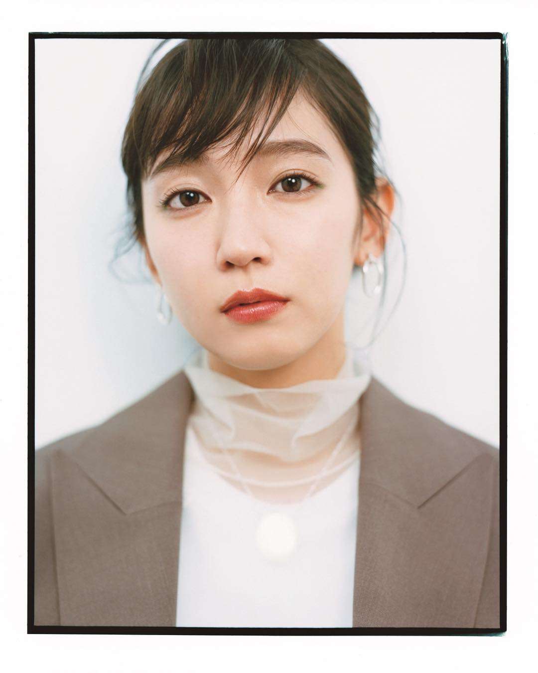 吉岡里帆、ひと足早い春物姿に大反響「めちゃカッコいい」「惚れて良いですか？」