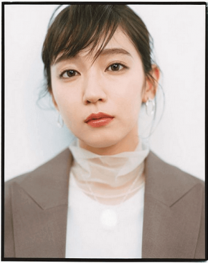 吉岡里帆、ひと足早い春物姿に大反響「めちゃカッコいい」「惚れて良いですか？」(1ページ目) - デイリーニュースオンライン