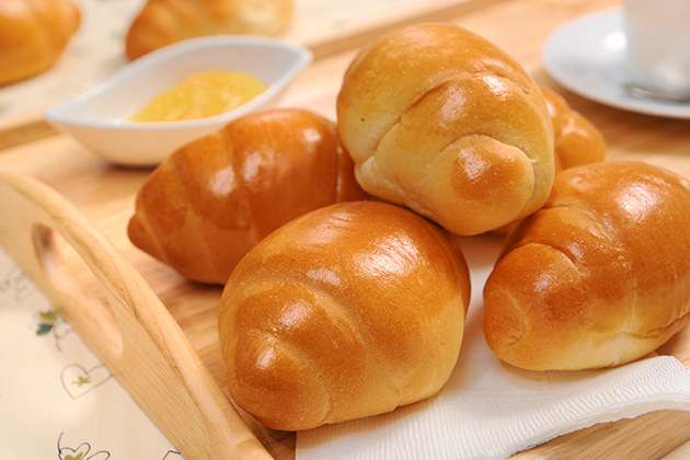 ロールパンにはさむと美味しい物は？