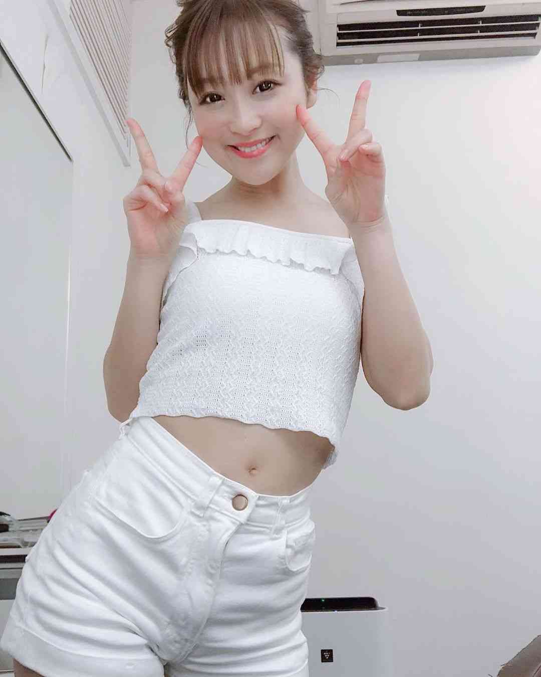 鈴木奈々、ヘソ出しショットに反響「セクシー」「三十路には見えない」の声