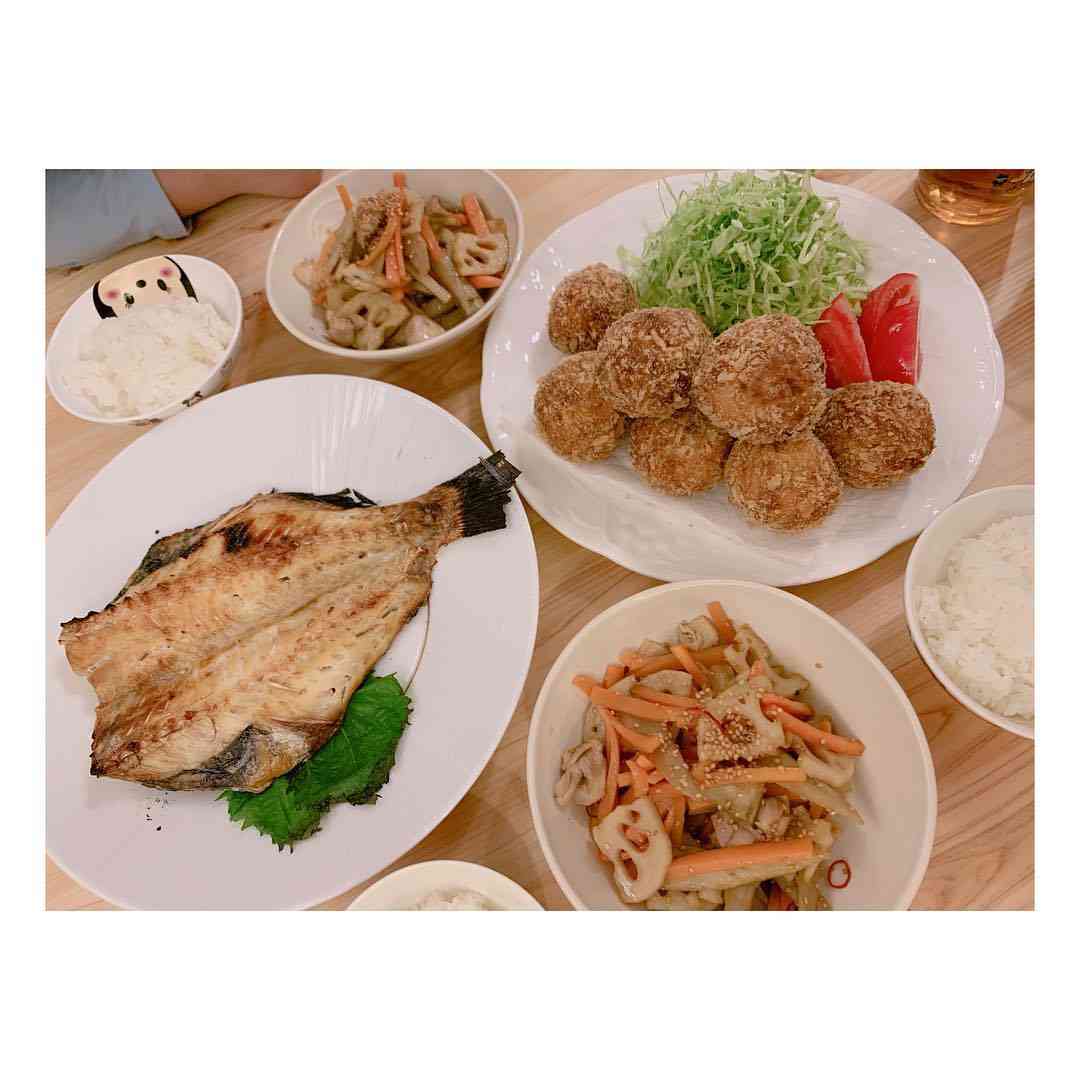 辻希美tsujinozomi_officialさんはInstagramを利用しています:「夕飯ŧ‹”ŧ‹”(●´ㅂ`●)ŧ‹”ŧ‹”? #夕飯#焼き魚#和風コロッケ#きんぴら#ご馳走様でした」