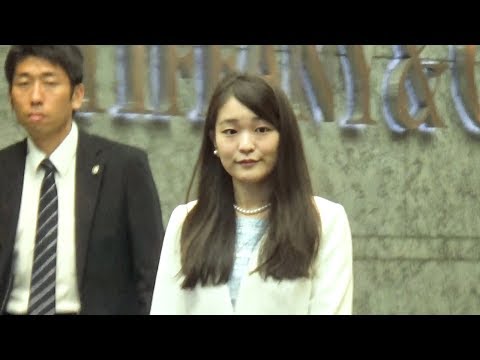 眞子さま、お忍びで日本橋三越に - YouTube