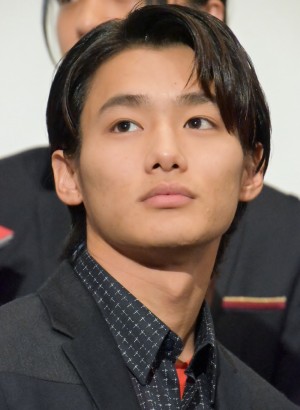 野村周平、拳銃を頬に当てて笑顔のオフショット　「めちゃめちゃ可愛い」「歯までイケメン」の声