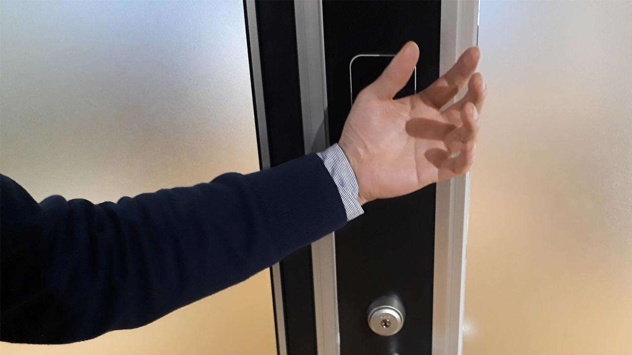 手の甲に極小チップ、埋めたい? 鍵や電子決済「便利」