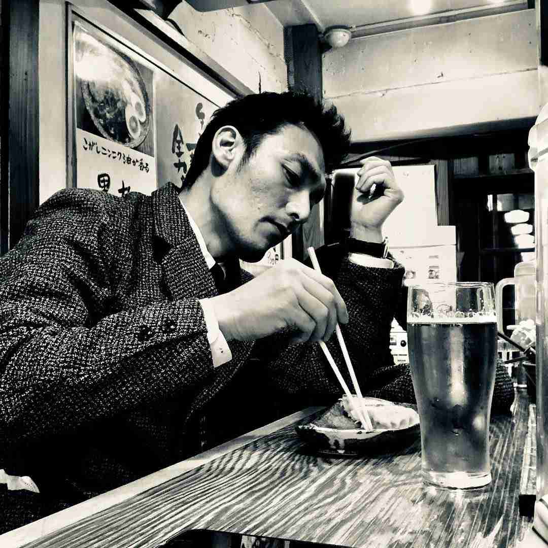草彅剛 on Instagram: “まだ正月気分。おせちに飽きたら餃子とビール。#餃子とビール”