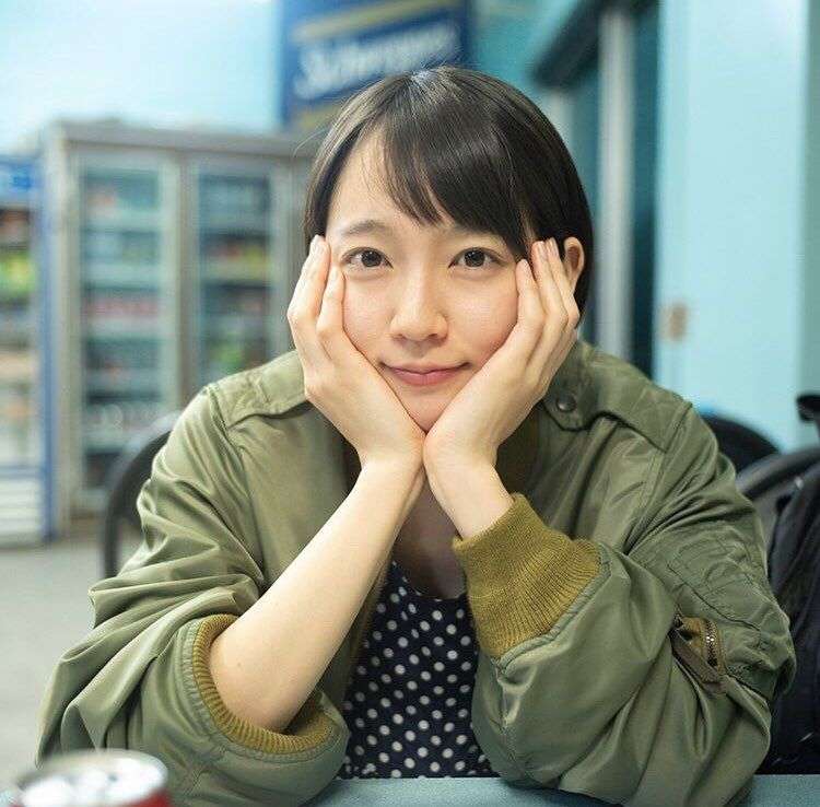 吉岡里帆、ひと足早い春物姿に大反響「めちゃカッコいい」「惚れて良いですか？」