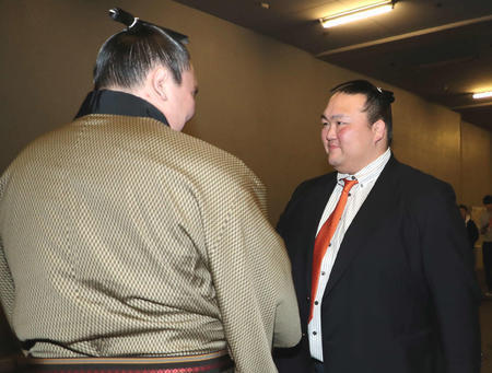 白鵬３連勝　スーツ姿荒磯親方に「似合っているね」（日刊スポーツ） - Yahoo!ニュース