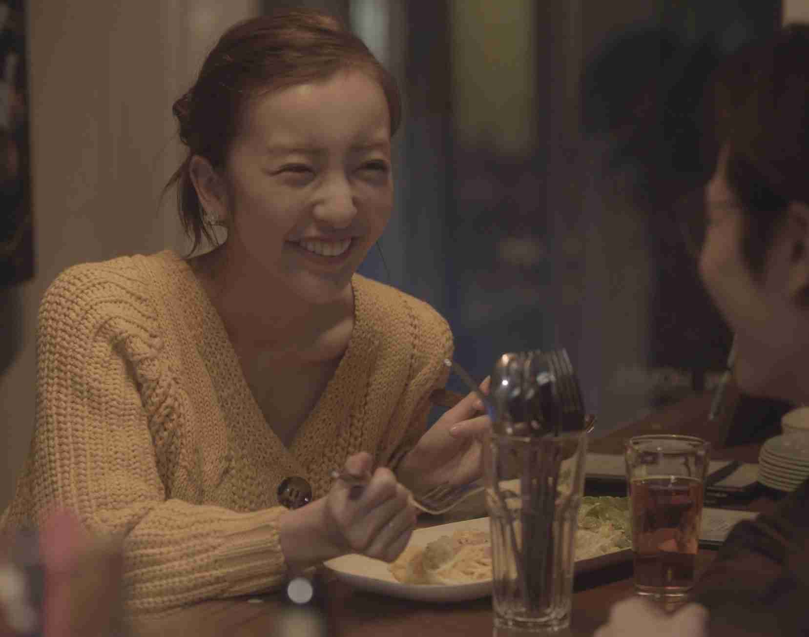 板野友美、私物コスメ公開 目力UPの“こだわりメイクテク”を紹介
