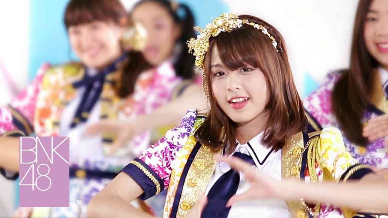 【MV Full】Koisuru Fortune Cookie คุกกี้เสี่ยงทาย / BNK48 - YouTube