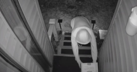 アメリカで横行する宅配便の置引き窃盗。それに対抗する装置を設置したところ、まんまと引っかかっていた犯人 : カラパイア