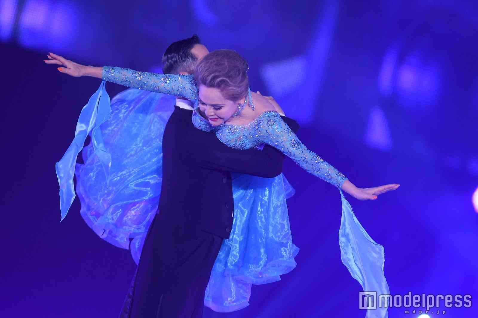 デヴィ夫人、優雅なダンスで「タイタニック」再現 関コレ初出演で“婚活論”伝授