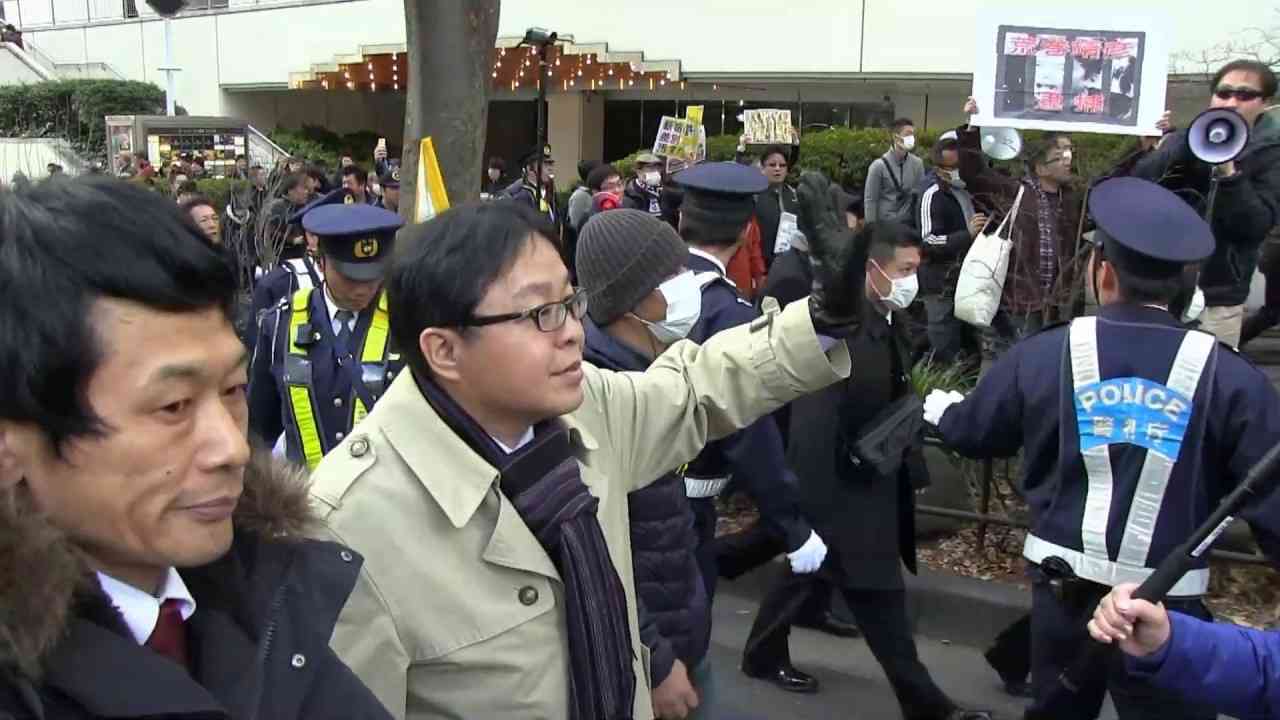 桜井誠の鬼退治！ 鬼っ子韓国との断交を求める国民大行進　香山リカ氏、有田芳生議員登場　荒れるデモ行進 H31/02/03 - YouTube