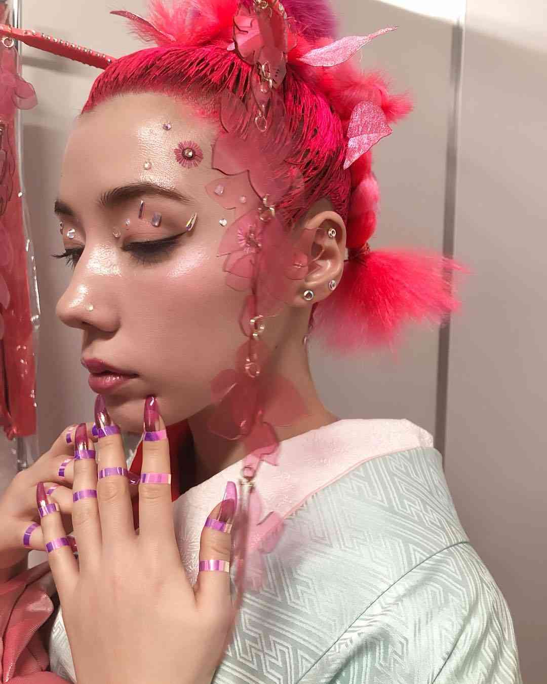 仲里依紗、ド派手なピンクヘアより「肌が…」別の部分に衝撃が走る