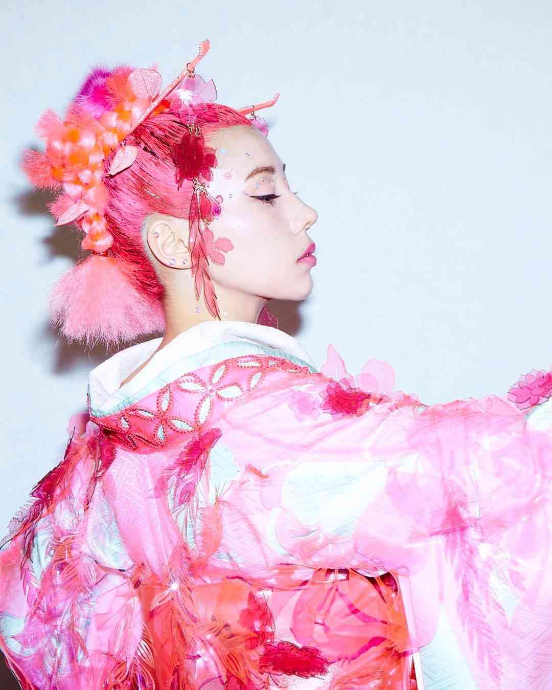 仲里依紗、ド派手なピンクヘアより「肌が…」別の部分に衝撃が走る