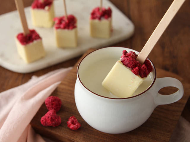 ミルクに溶かすだけで魅惑のホットドリンクに変身！簡単かわいい「ホットチョコレートスティック」の作り方 - dressing（ドレッシング）