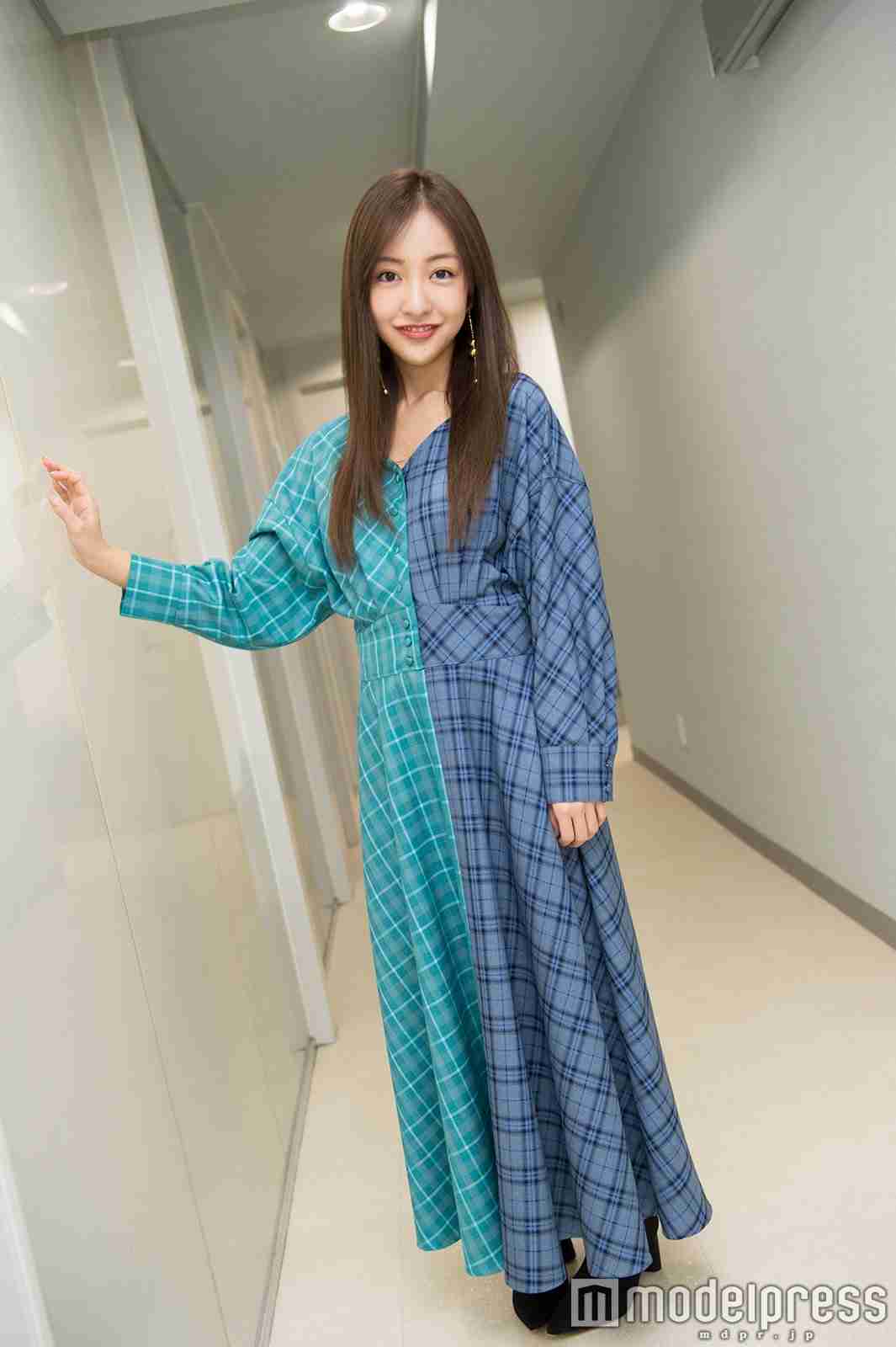 板野友美、私物コスメ公開 目力UPの“こだわりメイクテク”を紹介