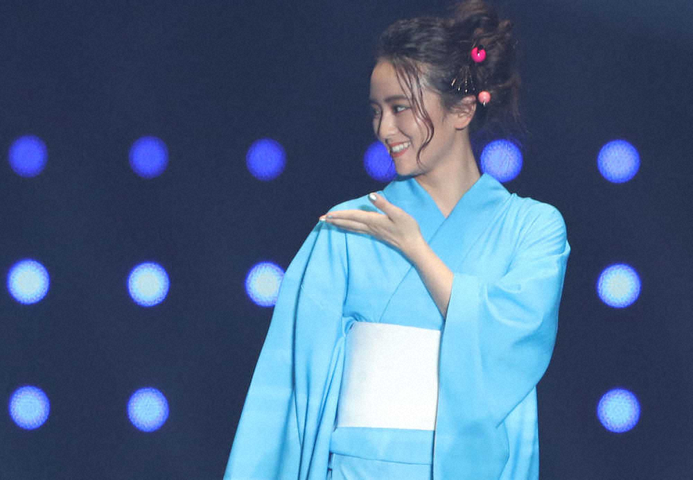 ＜東京ガールズコレクション＞ランウェーを歩き、ポーズを決める平祐奈（撮影・木村　揚輔） ― スポニチ Sponichi Annex 芸能