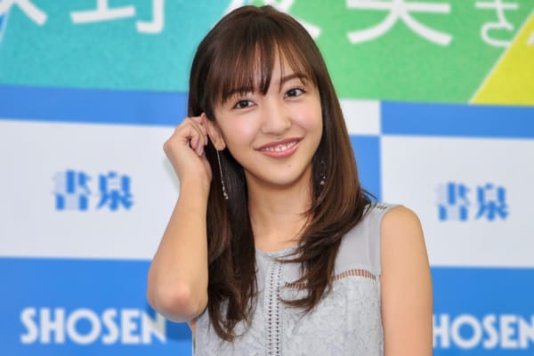 板野友美、島崎遥香との和装写真が「怖い」と騒然　「アゴがおかしい…」｜ニフティニュース