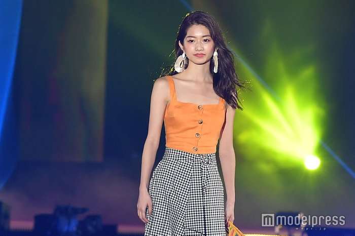 テラスハウス小室安未、笑顔で堂々ランウェイデビュー＜GirlsAward 2018 S／S ＞ - モデルプレス