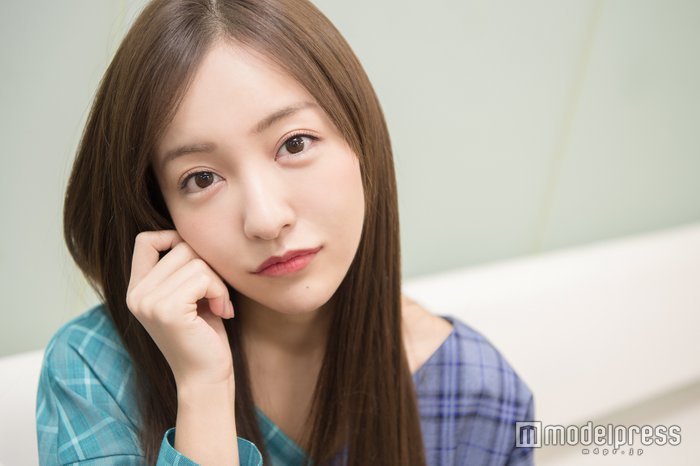板野友美、私物コスメ公開　目力UPの“こだわりメイクテク”を紹介＜モデルプレスインタビュー＞ - モデルプレス