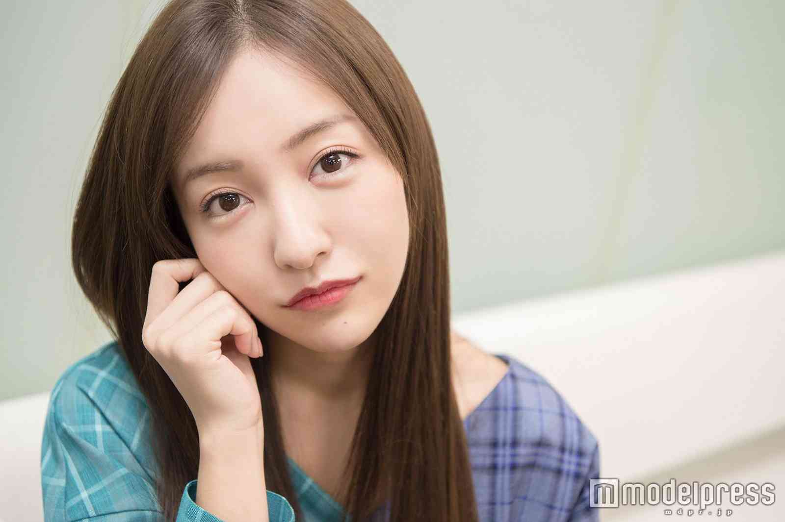板野友美、私物コスメ公開　目力UPの“こだわりメイクテク”を紹介