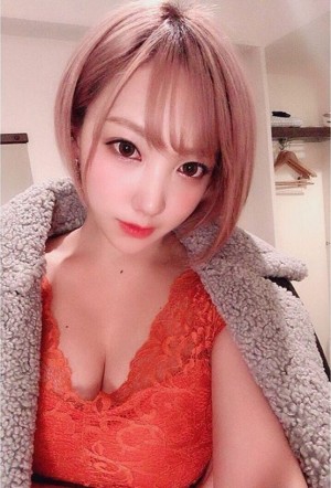 ざわちんの胸元に視線集中　「グラビアデビューして！」の声も - ネタりか