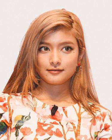 「綺麗なお腹」「脚長すぎ」ローラ、美ボディ際立つ全身ピンクコーデに絶賛の声！