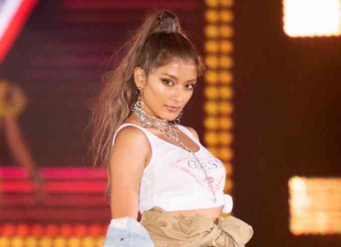 ローラ、ドバイの最高級ホテルを“つまむ”？キュートなお茶目ショットにファン「ちょ、くそかわい」 | AbemaTIMES