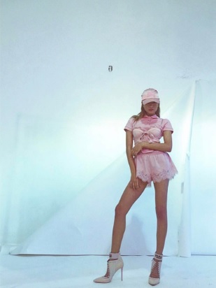 「綺麗なお腹」「脚長すぎ」ローラ、美ボディ際立つ全身ピンクコーデに絶賛の声！