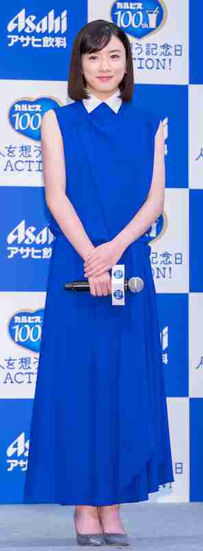 本田翼は上下水色チェックの上級者コーデ！豪華女優6人の春コーデ【ファッションチェック】