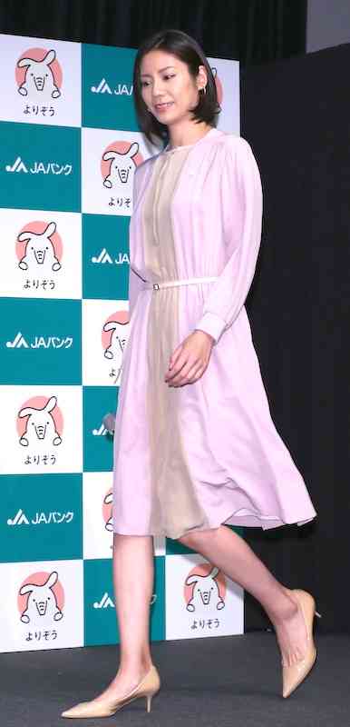 本田翼は上下水色チェックの上級者コーデ！豪華女優6人の春コーデ【ファッションチェック】