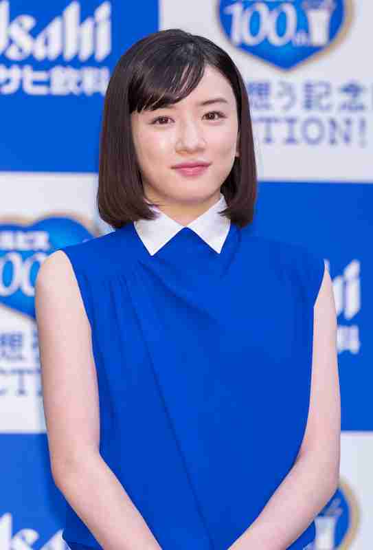 本田翼は上下水色チェックの上級者コーデ！豪華女優6人の春コーデ【ファッションチェック】
