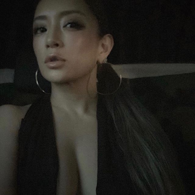 浜崎あゆみ、美バストあらわなセクシー黒ワンピース姿を披露「いつみても素敵」