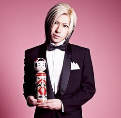 ゴールデンボンバー歌広場淳、一般女性と結婚していた