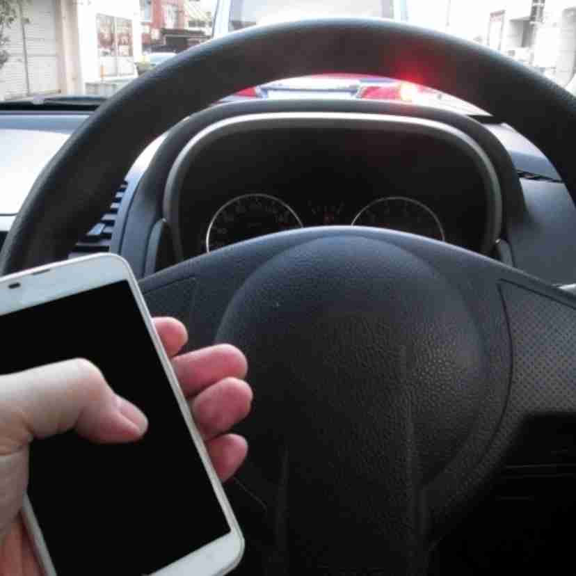 ながら運転に懲役刑設置、罰金引き上げへ 道交法改正案