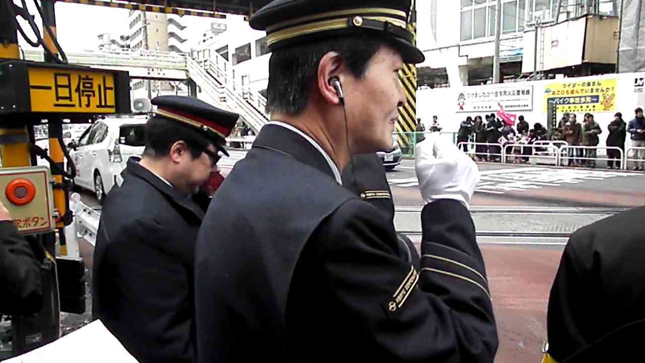 【京急】第８８回箱根駅伝開催に協力して踏切開放(往路) - YouTube