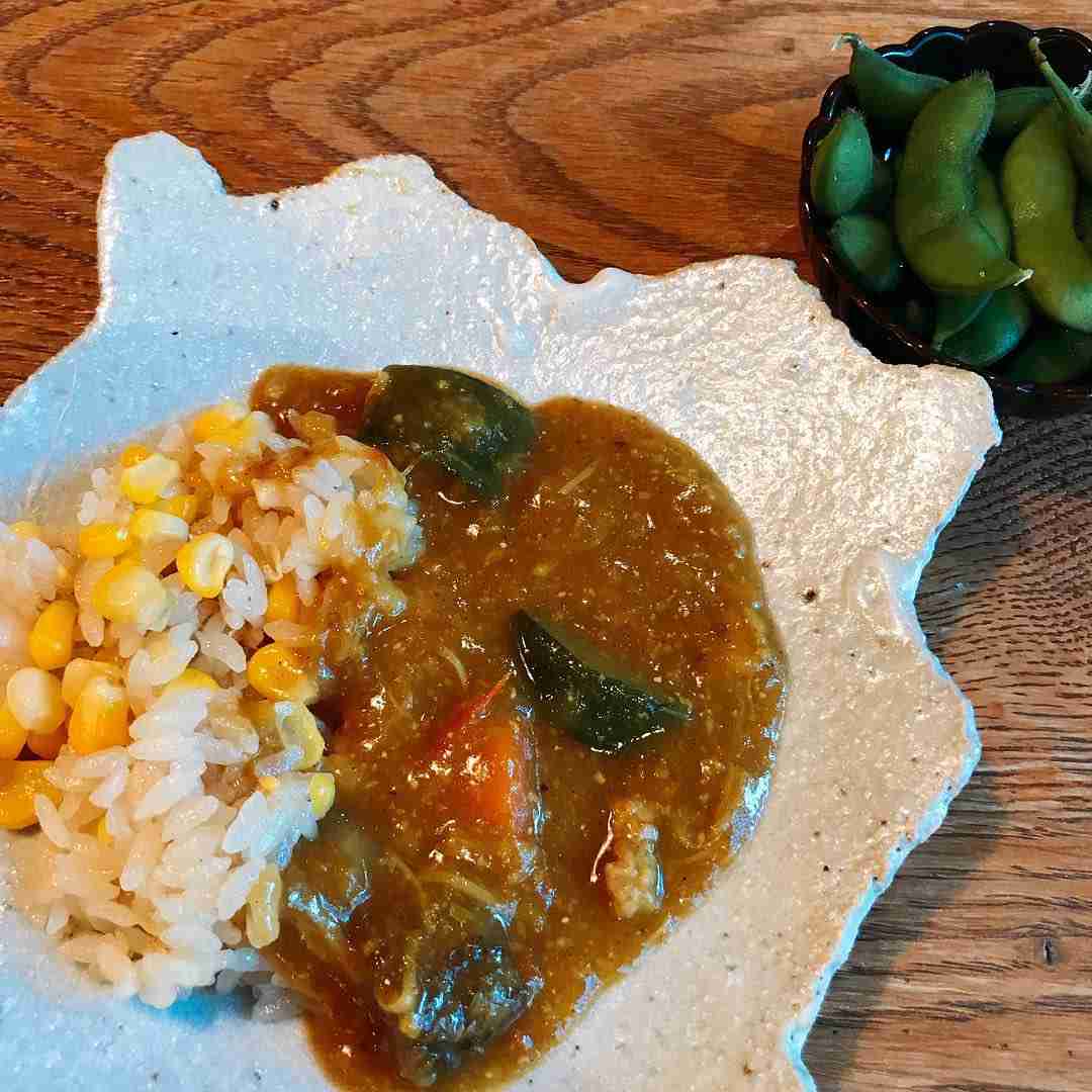 長谷川京子さんはInstagramを利用しています:「夕食用に作ったのですが、ちょっと味見を。トウモロコシごはんに、ミキサーにかけたトウモロコシをたっぷり入れたカレー。このトウモロコシも枝豆もいただき物。今晩は、有り難く頂こう?#curry#dinner#corn#edamame#delicious」