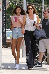 6|おみ脚担当カイア・ガーバーのうっとり美脚に眼福♡ デニムショーツスナップ11｜エル・ガール オンライン