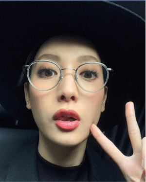 (0ページ目)菜々緒、メガネの自撮り写真に称賛の声「魅惑の唇」「もはやアート」 - デイリーニュースオンライン