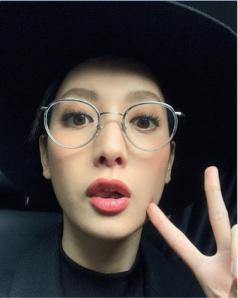 菜々緒、メガネの自撮り写真に称賛の声「魅惑の唇」「もはやアート」