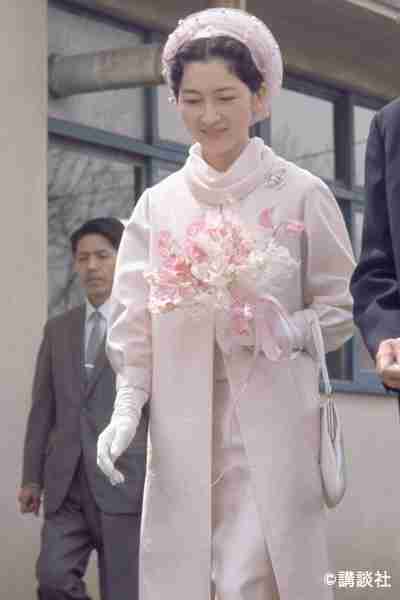 【美智子さま秘蔵写真】花とともにコーディネートされた３スタイル（webマガジン mi-mollet） - Yahoo!ニュース