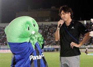 遠藤保仁が公式で“ガチャピン”に…G大阪がエイプリルフールネタ