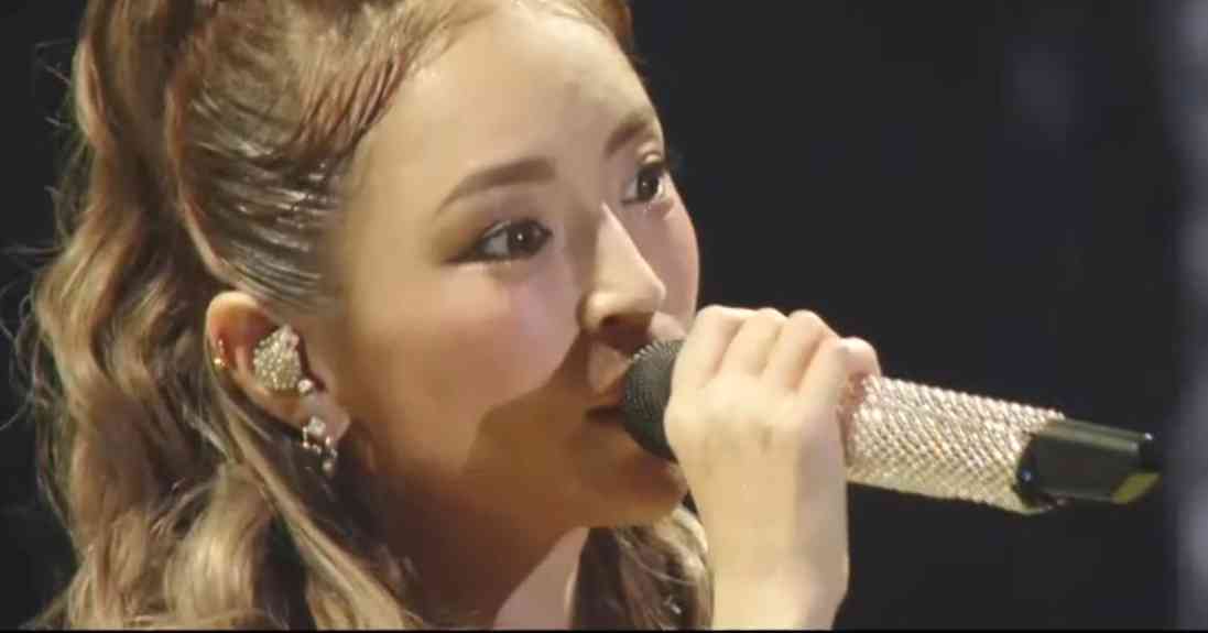 浜崎あゆみ、ライブのステージ衣装に批判殺到「安室奈美恵のパクリ」「これはひどい」 