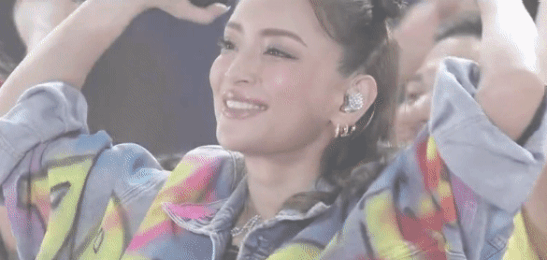 浜崎あゆみ、ライブのステージ衣装に批判殺到「安室奈美恵のパクリ」「これはひどい」